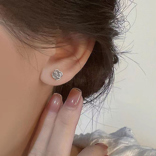SV925 小ぶり かわいい 薔薇 ピアス つけっぱなし 小さめ ピアス 金屬 
