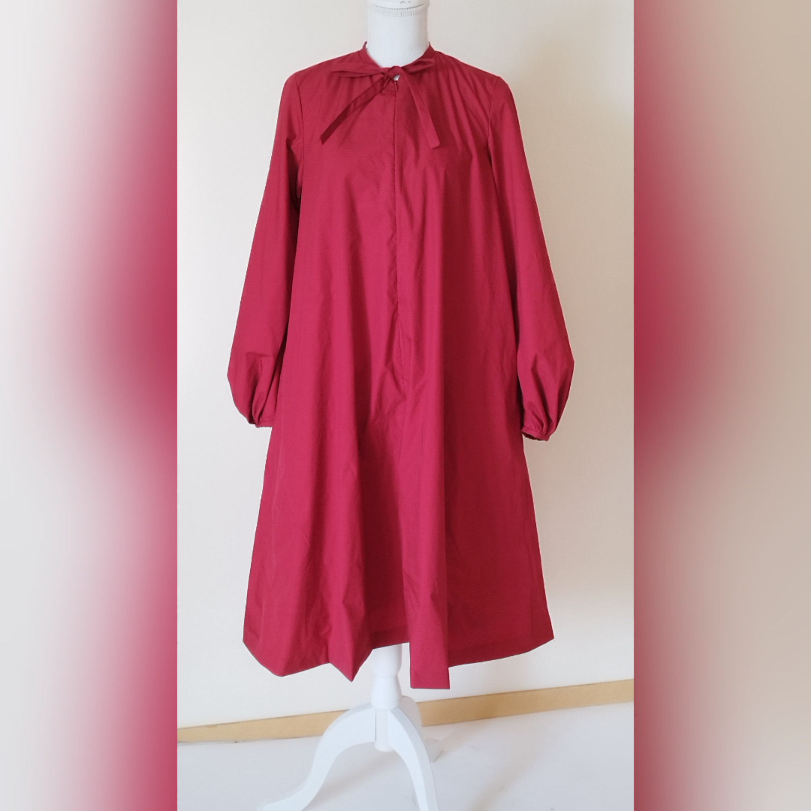 フレアラインが可愛い赤のワンピース