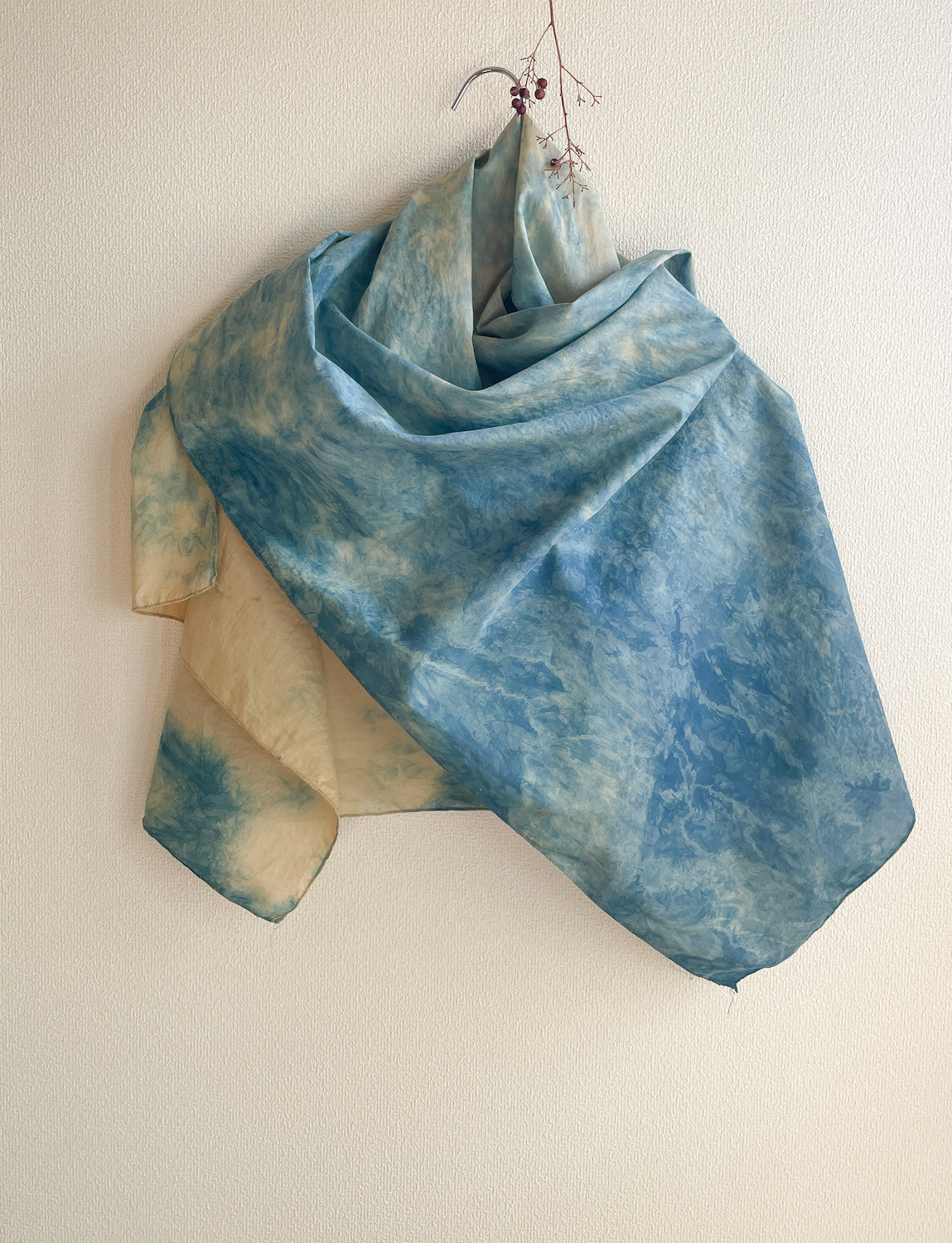 送料無料　藍染＋草木染 薄手コットンストール 絞り染め　"水流元入海"