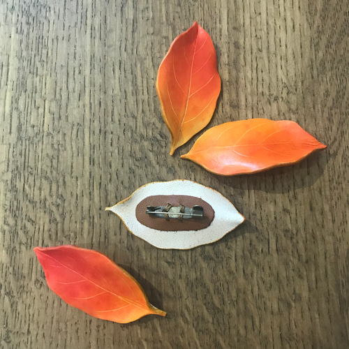 本革 葉っぱ 紅葉 ヤマコウバシ ブローチ ブローチ KUMAKOUBOU 通販