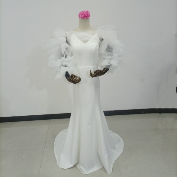 免運費！看起來非常時尚的白色婚紗越來越受歡迎！吊帶背心披肩珍珠婚禮新娘 第1張的照片