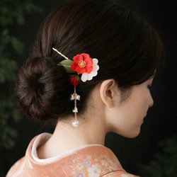 赤い椿のヘアピン プラ板＆ホワイトシェル 髪飾り ヘアアクセサリー 紅