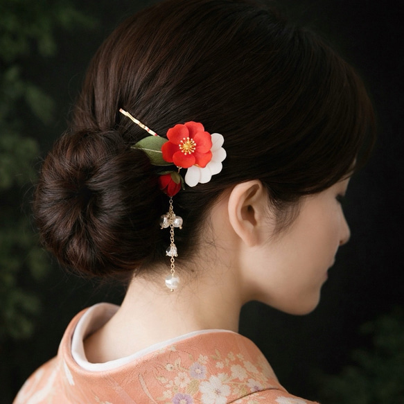 赤い椿のヘアピン プラ板＆ホワイトシェル 髪飾り ヘアアクセサリー 紅