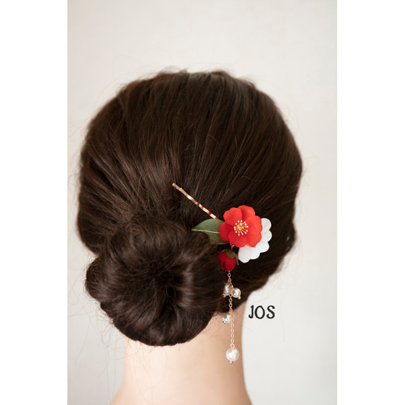 赤い椿のヘアピン プラ板＆ホワイトシェル 髪飾り ヘアアクセサリー 紅椿 5枚目の画像