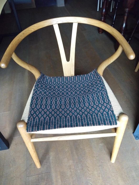 値下げ　手織りウールのローゼンゴン織のマット➁　ウールマット　北欧柄　椅子マット　椅子敷き　小マット　柄織り 1枚目の画像