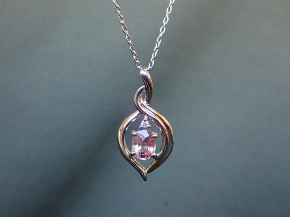 ピンクサファイア（ソーティング付き）炎　ペンダントトップ　プラチナ９００（ｐｄ）　ダイヤモンド入り 1枚目の画像