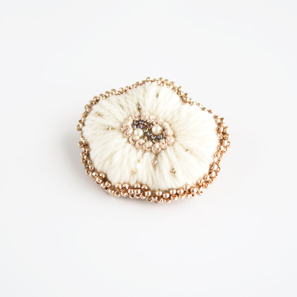 Brooch. ブローチ " Wool flower. " | 刺繍のブローチ | アイボリー系 6枚目の画像