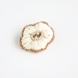 Brooch. ブローチ " Wool flower. " | 刺繍のブローチ | アイボリー系 5枚目の画像