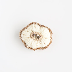 Brooch. ブローチ " Wool flower. " | 刺繍のブローチ | アイボリー系 7枚目の画像