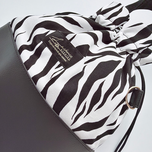 ゼブラ柄 巾着ショルダー スクエア 斜め掛け アニマル柄 シマウマ zebra アニマルプリント ゼブラ シマウマ柄 ツイル生地 ゼブラ柄 巾着