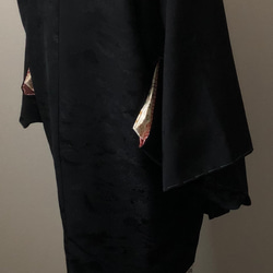 袷羽織　正絹黒地模様カジュアル紋付　丸袖インコ紋（ワッペン） 1枚目の画像