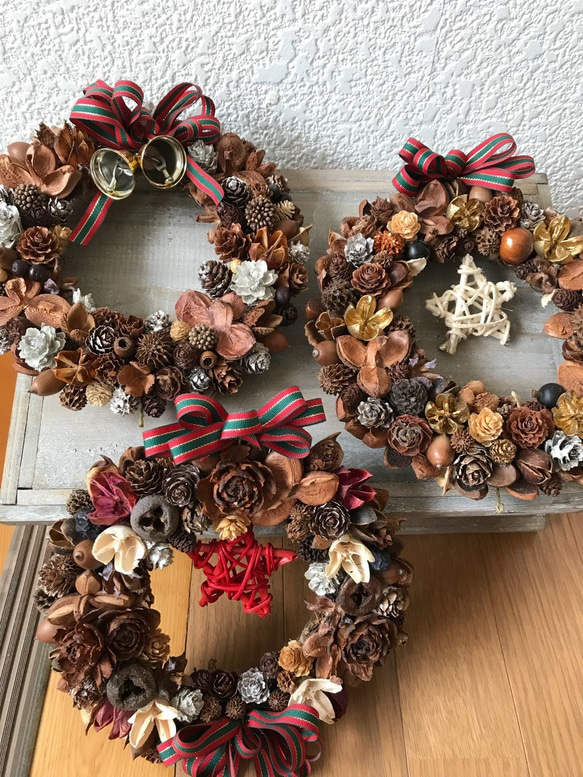北欧の森の木の実とリボンの三連リース　 53ｃｍ（残すところ1点のみ） 