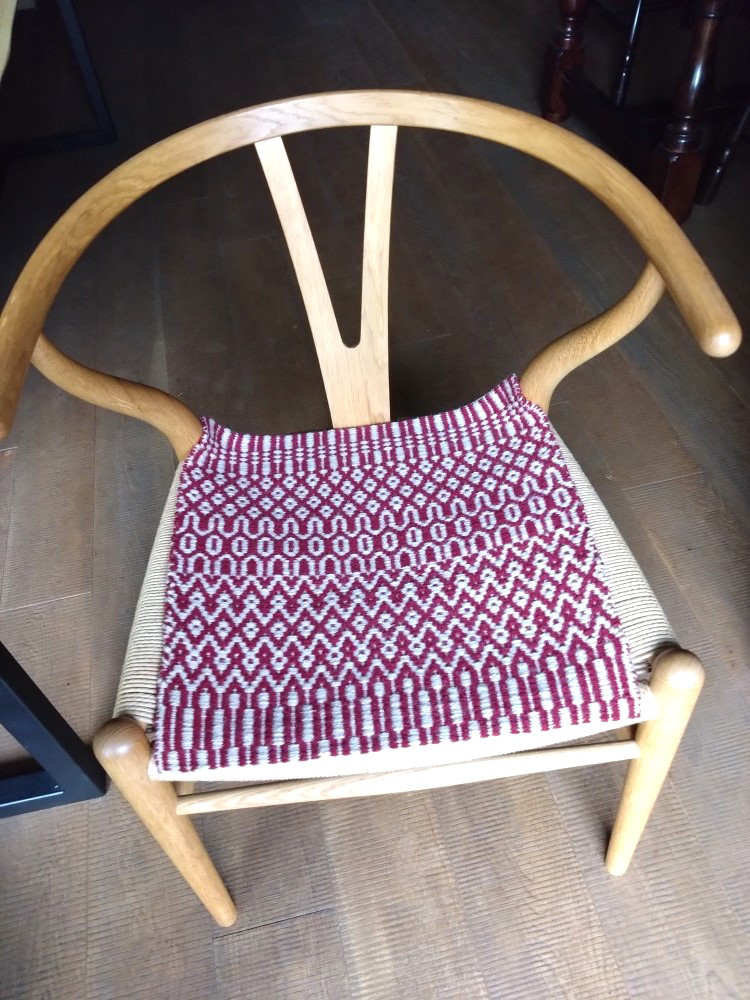 値下げ　手織りウールのローゼンゴン織のマット➁　ウールマット　北欧柄　椅子マット　椅子敷き　小マット　柄織り 5,940円
