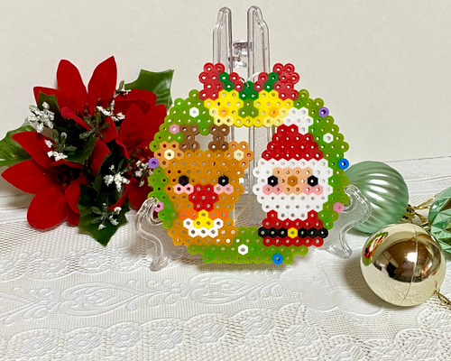 小さな森の中に住む小人サンタのクリスマスリース 森の中の小人サンタのクリスマスリース