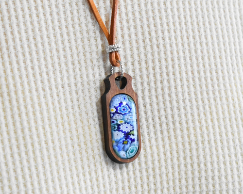 木と青いベネチアンガラスのペンダント ネックレス・ペンダント AMONS