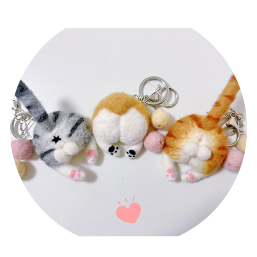羊毛にゃんたま 猫けつω（アメショ）キーホルダー 可愛い二色玉付き