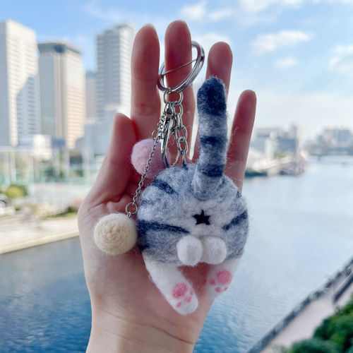 羊毛にゃんたま 猫けつω（アメショ）キーホルダー 可愛い二色玉付き