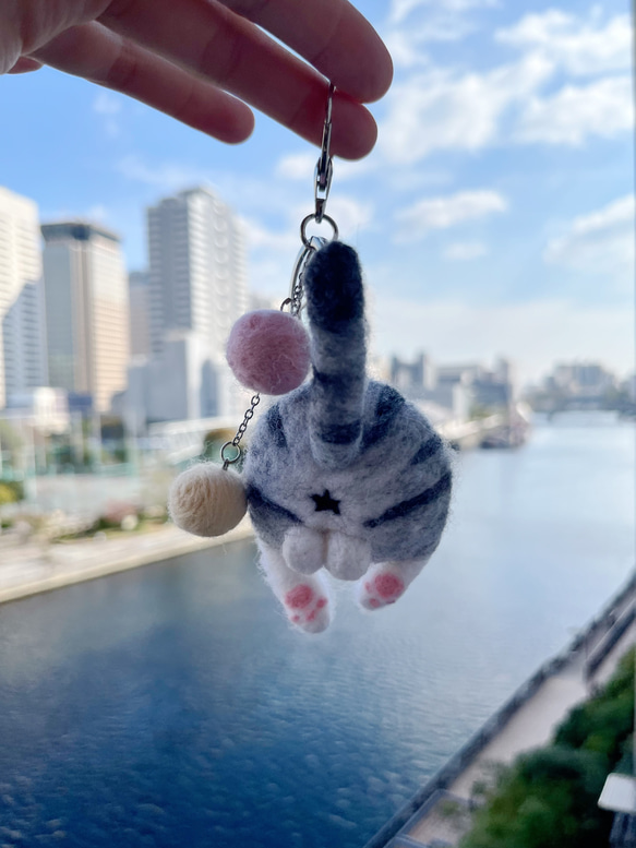 羊毛にゃんたま 猫けつω（アメショ）キーホルダー 可愛い二色玉付き