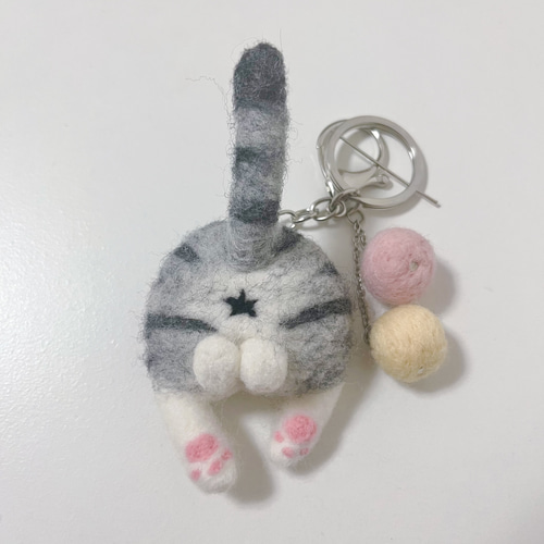 羊毛にゃんたま 猫けつω（アメショ）キーホルダー 可愛い二色玉付き