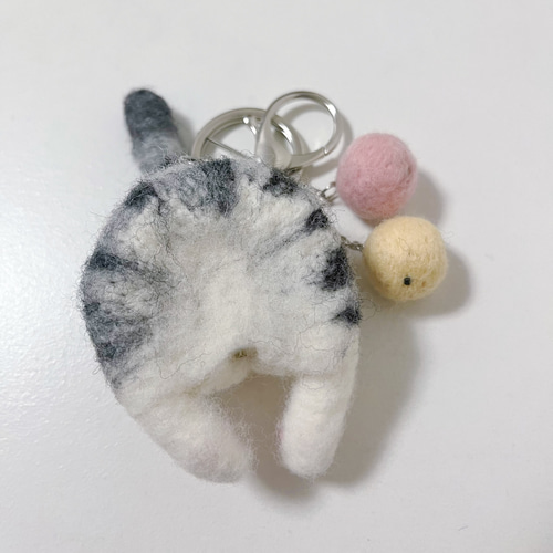 羊毛にゃんたま 猫けつω（アメショ）キーホルダー 可愛い二色玉付き