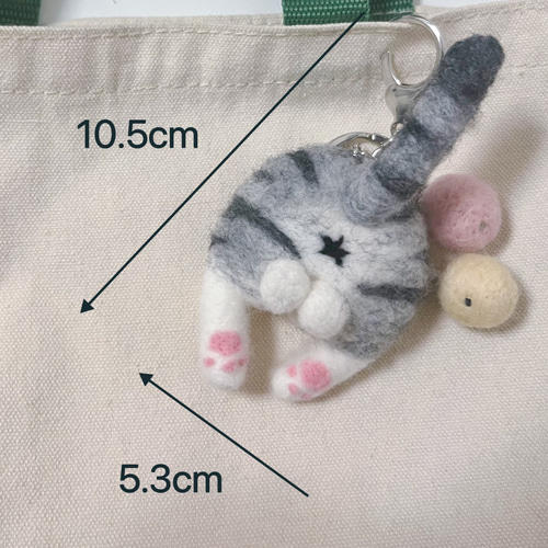羊毛にゃんたま 猫けつω（アメショ）キーホルダー 可愛い二色玉付き