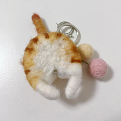 羊毛にゃんたま 猫けつω（茶トラ）キーホルダー 可愛い二色玉付き　プレゼント 6枚目の画像