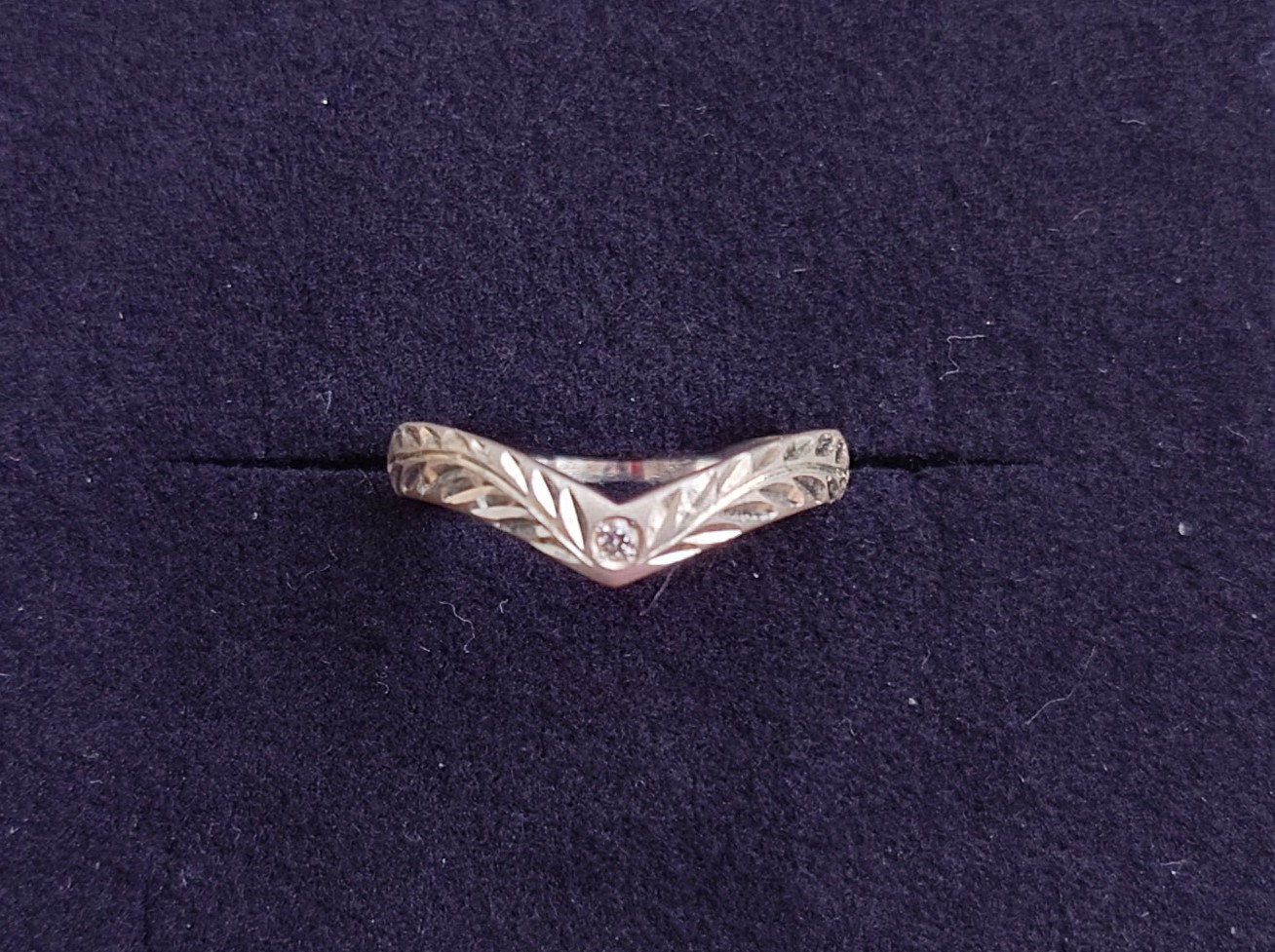 シルバー925 手彫り彫金リング 【Leaf】葉 キュービック付き✨ サイズ8.5号 箱付き