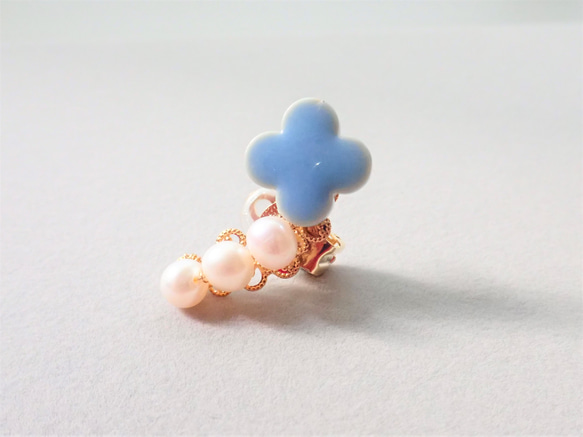 淡水珍珠✕四葉草陶瓷耳骨夾　單隻發售　天藍色　６月誕生石　❊空郵台灣5-7天 第1張的照片