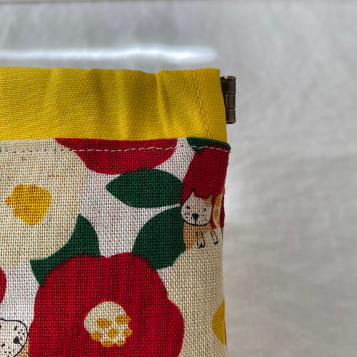 受注製作】椿ネコちゃん 携帯灰皿も入る 12cmバネポーチ コンパクト