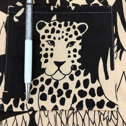 豹　インポートデザイナーズ　王冠ピアスを付けた豹　トートバッグ④　森のヒョウ　肩掛け 7枚目の画像
