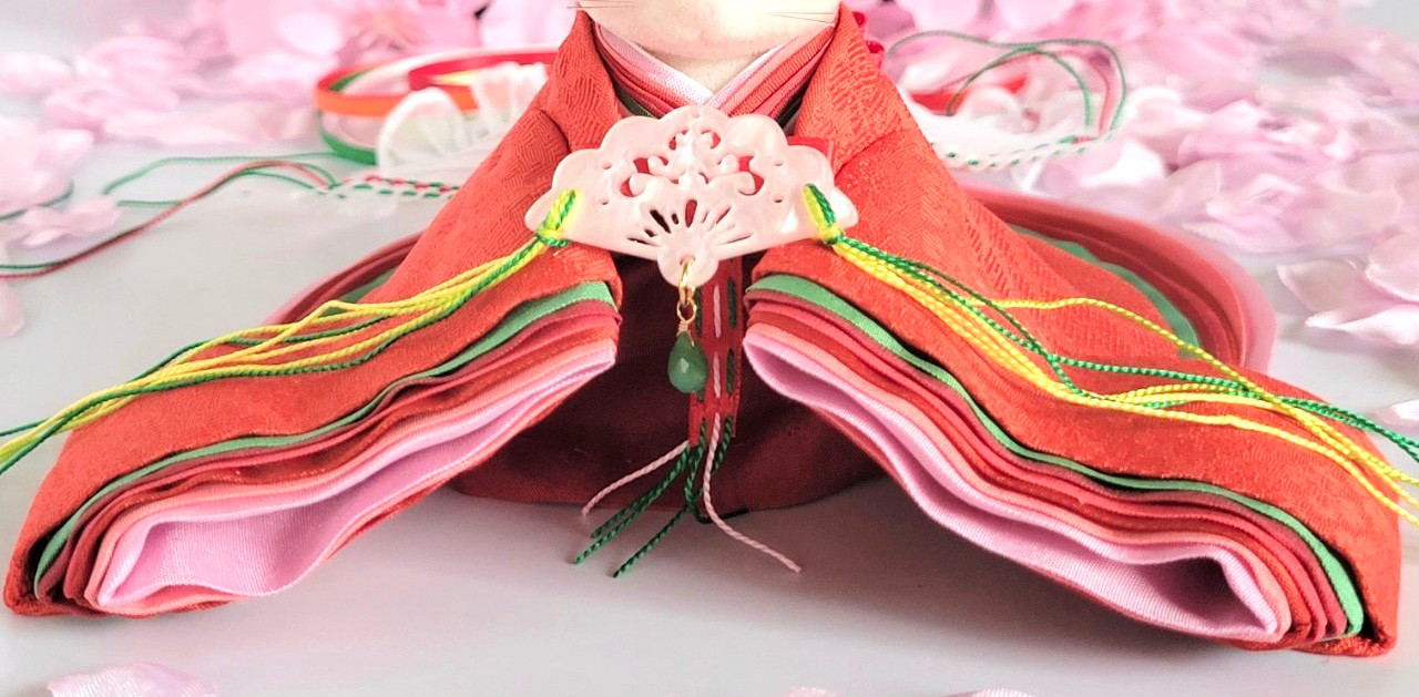 679、680 ひな飾り 小さなお着物〈ペアセット〉 正絹京緋色地に花菱文様　かさね【新襟仕様】