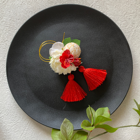 白マムと赤いタッセル　髪飾り　ヘアアクセサリー　成人式　卒業式　 浴衣　アーティフィシャルフラワー　　七五三 1枚目の画像