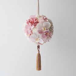 胡蝶蘭と桜の和装ボールブーケ（タッセル付） 3枚目の画像