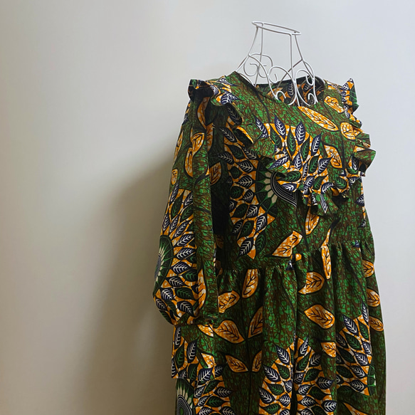 アフリカ布のVヨークフリルワンピース✳︎長袖✳︎緑花柄 ワンピース  