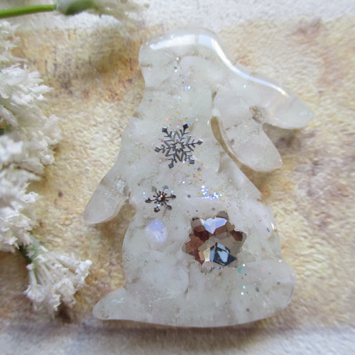 ◇2371完売 ✨蓄光・ムーンストーンの背伸び雪うさぎ ブローチ・中  