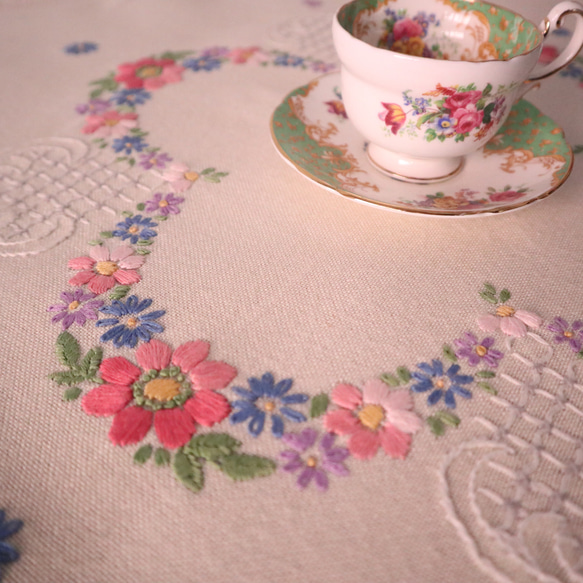 ドイツの手仕事/淡いクリーム色の生地に可愛いお花の手刺繍 生地・テーブルクロス(ヴィンテージ) 13枚目の画像