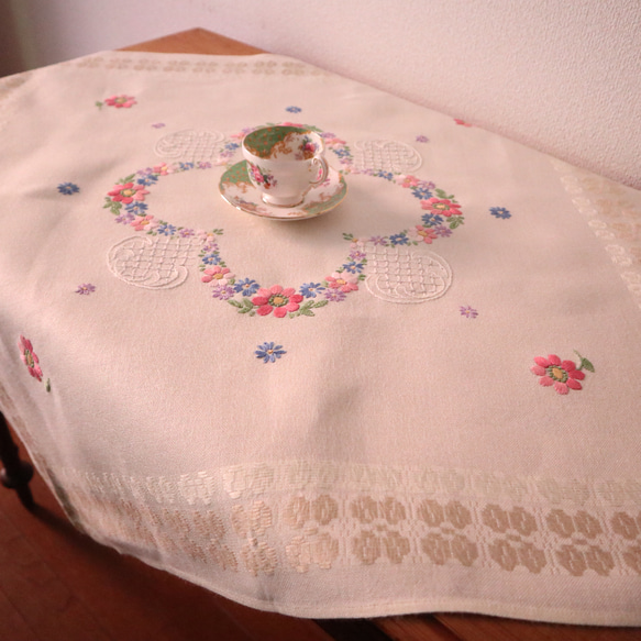 ドイツの手仕事/淡いクリーム色の生地に可愛いお花の手刺繍 生地・テーブルクロス(ヴィンテージ) 1枚目の画像