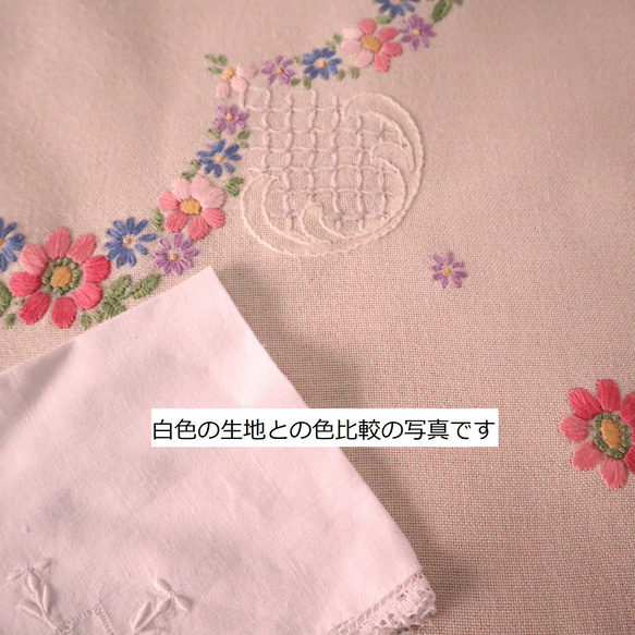 ドイツの手仕事/淡いクリーム色の生地に可愛いお花の手刺繍 生地・テーブルクロス(ヴィンテージ) 14枚目の画像