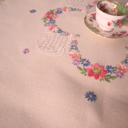 ドイツの手仕事/淡いクリーム色の生地に可愛いお花の手刺繍 生地・テーブルクロス(ヴィンテージ) 12枚目の画像