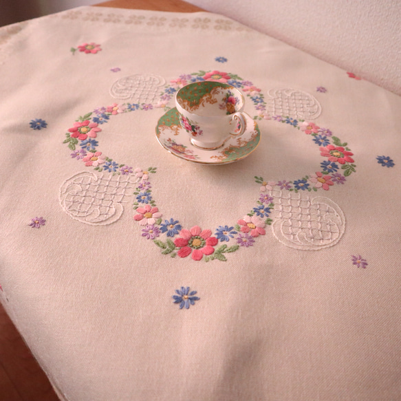 ドイツの手仕事/淡いクリーム色の生地に可愛いお花の手刺繍 生地・テーブルクロス(ヴィンテージ) 11枚目の画像
