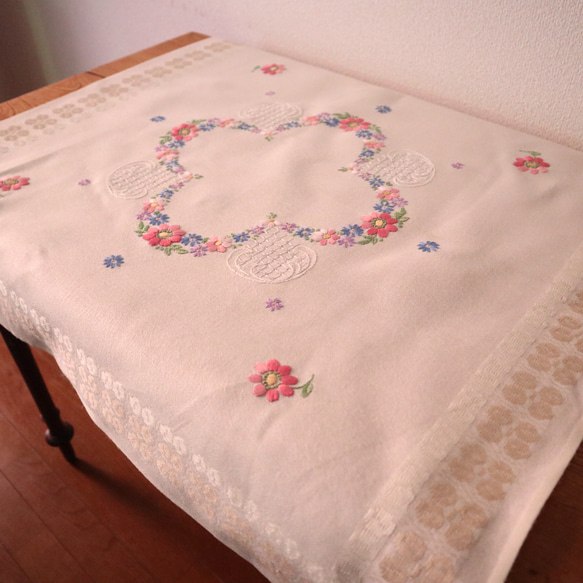 ドイツの手仕事/淡いクリーム色の生地に可愛いお花の手刺繍 生地・テーブルクロス(ヴィンテージ) 5枚目の画像