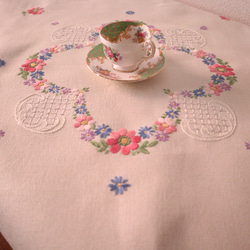 ドイツの手仕事/淡いクリーム色の生地に可愛いお花の手刺繍 生地・テーブルクロス(ヴィンテージ) 10枚目の画像