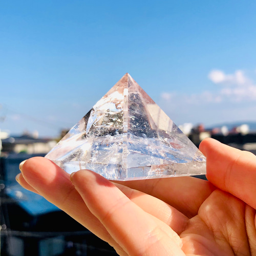 送料無料中>人生の成功をサポート！水晶ピラミッド 天然石 虹色の星
