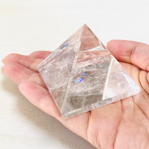 送料無料中>人生の成功をサポート！水晶ピラミッド 天然石 虹色