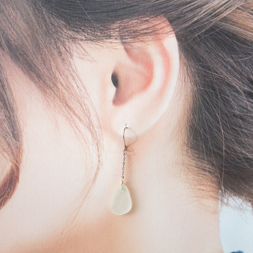 白シーグラスのシンプルピアス ピアス（フック・チェーン） Piantina 