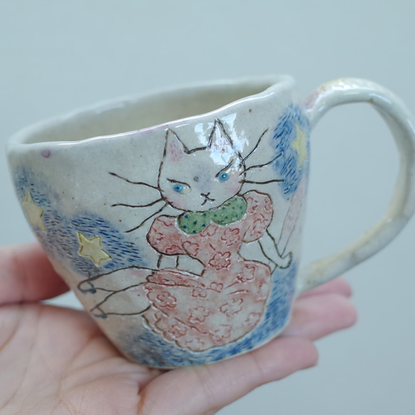 星空の下の 白猫  小さめマグカップ  (てびねり) 7枚目の画像