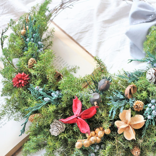 木の実たっぷり☆クリスマスの三日月リース プリザーブドフラワー L