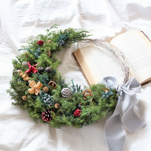木の実たっぷり☆クリスマスの三日月リース プリザーブドフラワー L