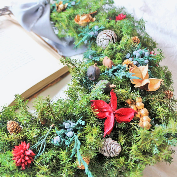 木の実たっぷり☆クリスマスの三日月リース 9枚目の画像