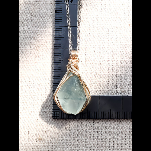 夢幻樹の雫』フローライト原石のネックレス／一点物／透明感